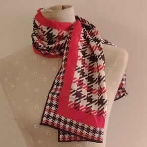 Elegant Houndstooth Scarf in Red and Black
